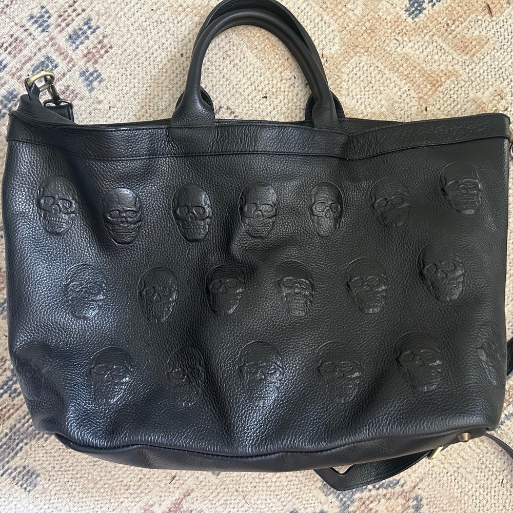 Black Leather IO Pelle Italia Embossed Skull Weekender bag EUC Fall Halloween